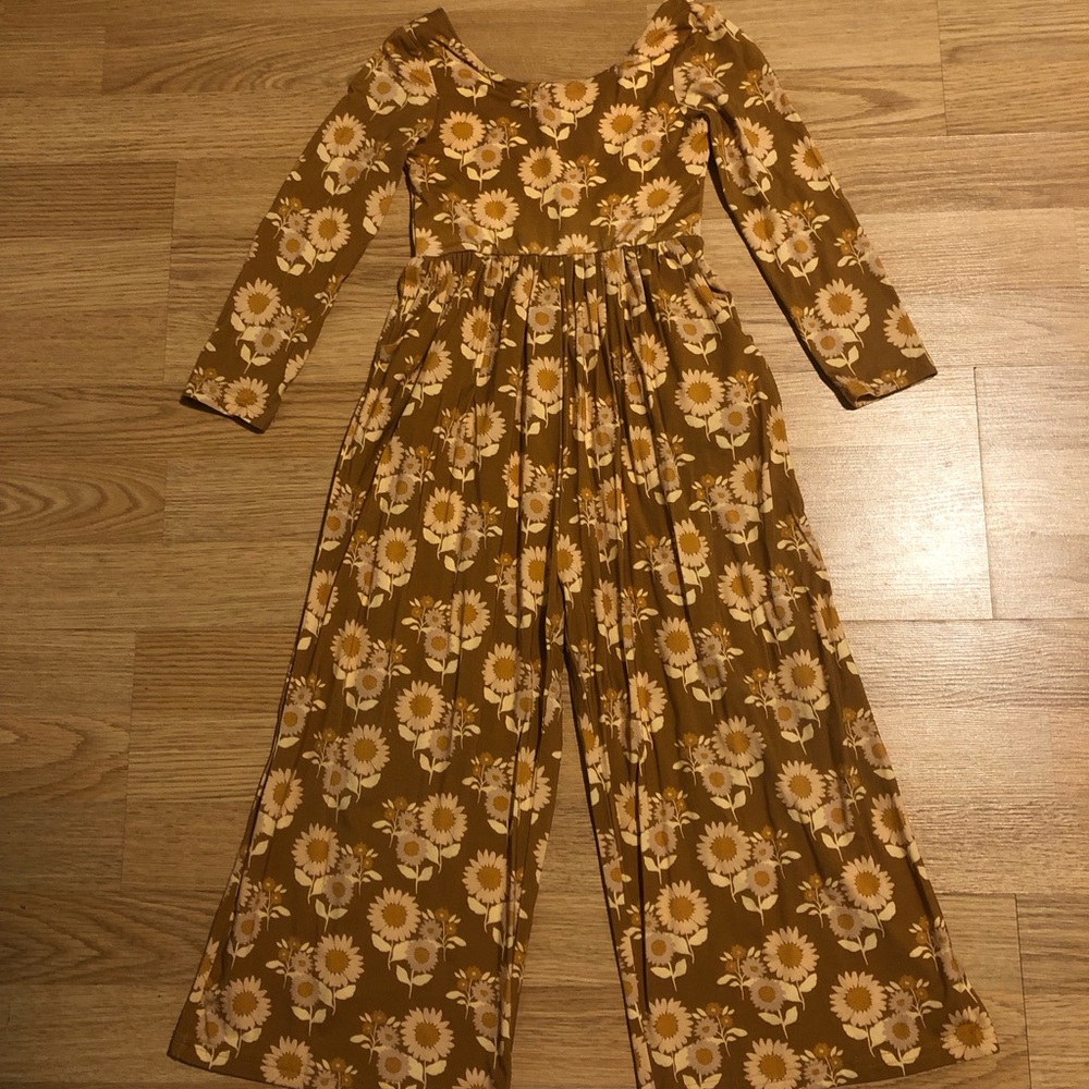 “Sweet Honey” leggy romper size 5 in excellent condition